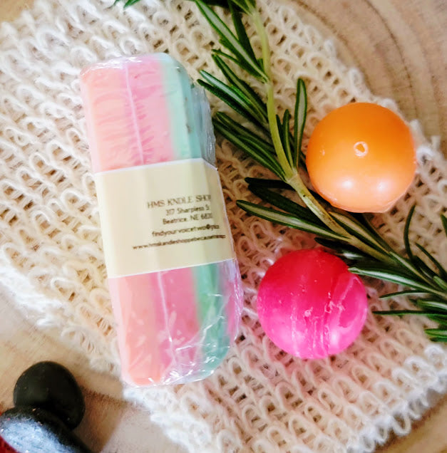 Spiritual Bar Soap Melon Breeze&nbsp;

2oz-56.6grams

Remember watermelon fruit bowls??😉

This soap was created with Intention! The beautiful colors of Green, Red &amp; Orange with a few swirls of Gold. Infused with Rosemary leaves.&nbsp;This kandle is scented with an amazing fragrance oil of Melon Breeze. It just takes you right into a beautiful Spring or Summer Day! The combination of the colors, melon fragrance and rosemary all work together to assist bringing in abundance in all areas of our lives. Upl