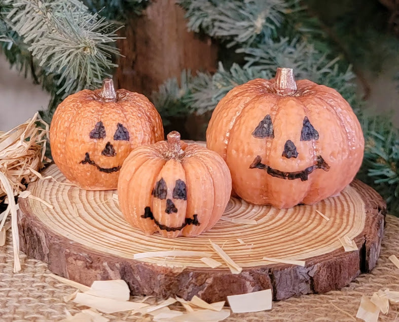 Happy Pumpkins Wax Melts

4oz-113.3grams 100% Soy Wax Melts

Pumpkin Spice &amp; Buttercream Fragrance

Perfect little pumpkins for fall and Halloween. Your house will smell amazing for the season. Faces are hand painted with wax.&nbsp;

Assist with Abundance and Stability, Sacral Chakra, Harmony and Balance, Removing unwanted energy, Energy boost.

*USE &amp; WARNING&nbsp;*

Place melt in Wax Warmer, Medium-High heat setting. Do not leave warmer unattended. Do not leave warmer on for more than 4 hours. Kee
