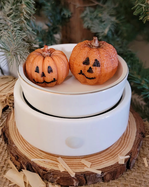 Happy Pumpkins Wax Melts

4oz-113.3grams 100% Soy Wax Melts

Pumpkin Spice &amp; Buttercream Fragrance

Perfect little pumpkins for fall and Halloween. Your house will smell amazing for the season. Faces are hand painted with wax.&nbsp;

Assist with Abundance and Stability, Sacral Chakra, Harmony and Balance, Removing unwanted energy, Energy boost.

*USE &amp; WARNING&nbsp;*

Place melt in Wax Warmer, Medium-High heat setting. Do not leave warmer unattended. Do not leave warmer on for more than 4 hours. Kee
