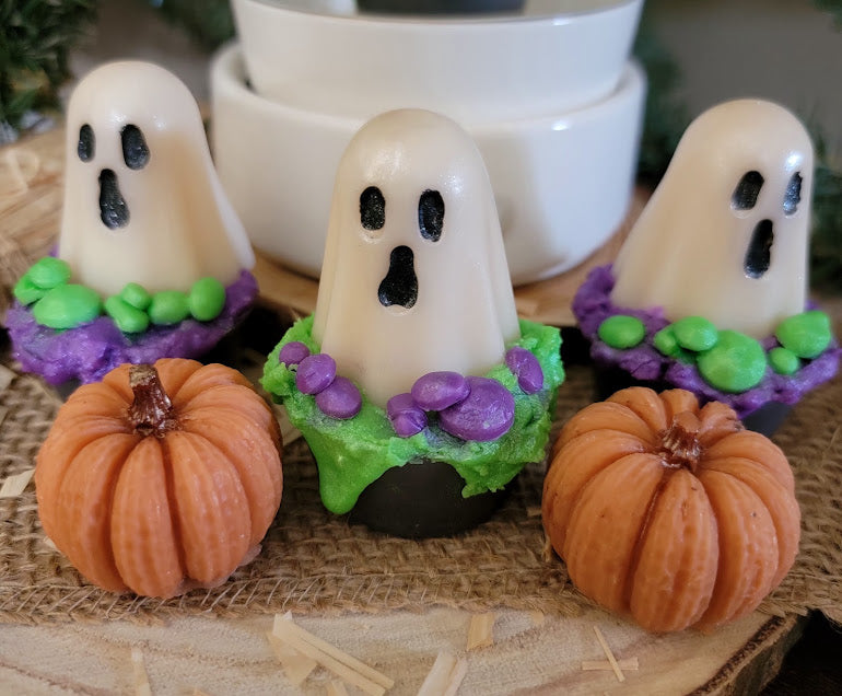 Boo Cakes Wax Melts

1.9oz-53.8grams 100% Soy Wax Melt

Sweet Candy Fragrance

Fun ghost cupcakes for decoration, Halloween parties or just to treat yourself.&nbsp;

Celebrate You! Remember when you were a kid! Have fun.. Have that cupcake! 😊

*USE &amp; WARNING&nbsp;*

Place melt in Wax Warmer, Medium-High heat setting. Do not leave warmer unattended. Do not leave warmer on for more than 8 hours. Keep away from children, animals and flammables. Melted wax is hot and can cause burns. Do not remove melted w