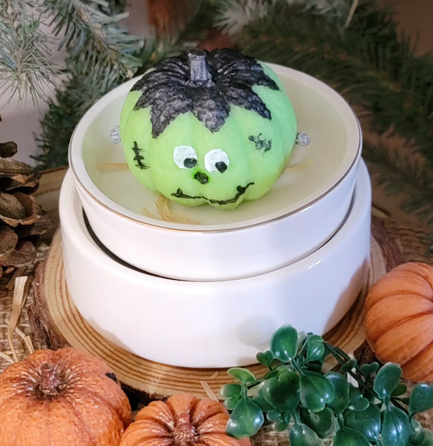 Frankestein Fun Wax Melts

2.2oz-62.3grams 100% Soy Wax Melt

Fresh Cut Apples Fragrance

Fun little Frankenstein pumpkin. Perfect for a Halloween decoration and help keep your space protected and cleansed. Hand painted with wax. package of one.

Assist with Protection and Banishment, Renewal and Fresh Starts, Prosperity and Wealth, Cleansing Intentions.

*USE &amp; WARNING&nbsp;*

Place melt in Wax Warmer, Medium-High heat setting. Do not leave warmer unattended. Do not leave warmer on for more than 4 hour